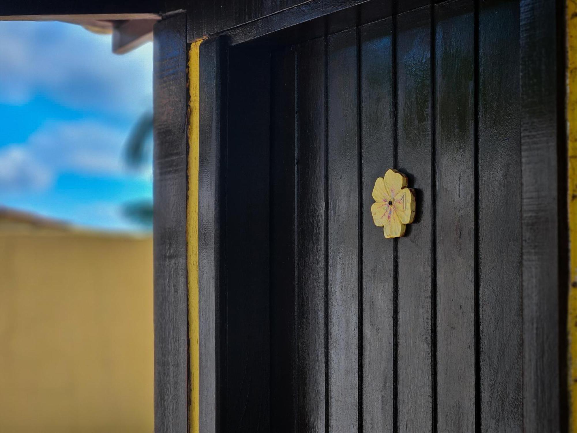 Отель Bella Vista Ocean View Armacao dos Buzios Экстерьер фото A golden flower-shaped knob on a door