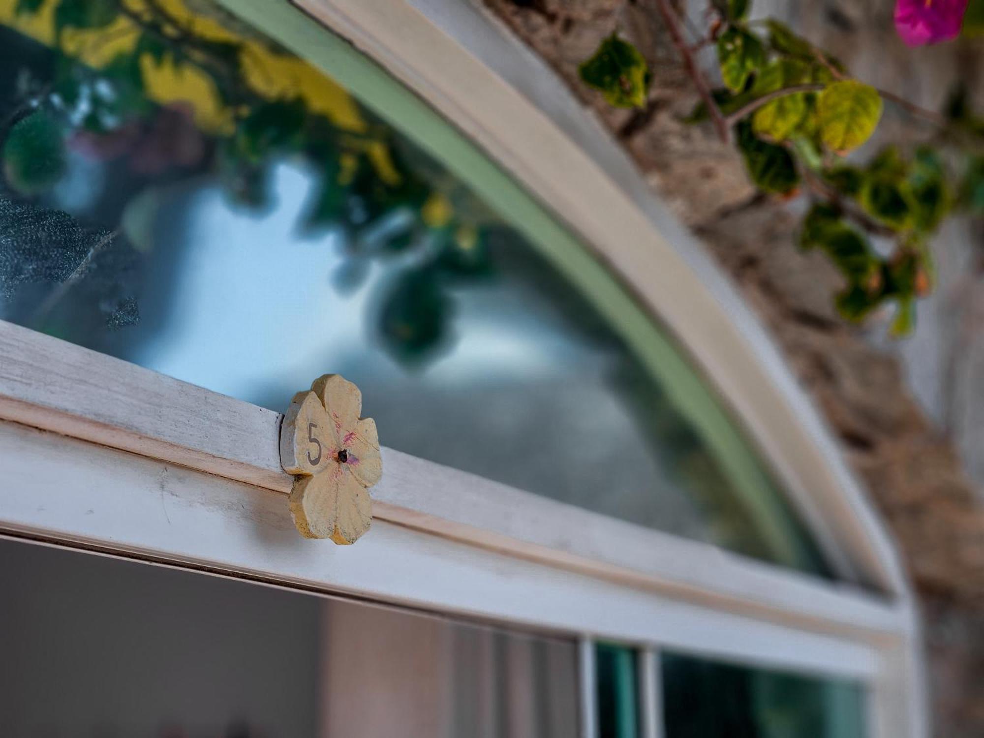 Отель Bella Vista Ocean View Armacao dos Buzios Экстерьер фото A window latch
