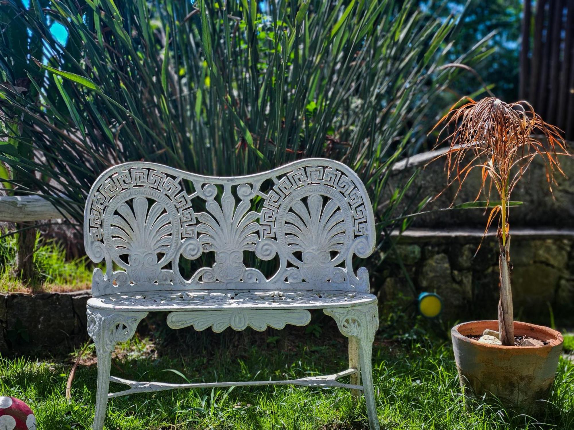 Отель Bella Vista Ocean View Armacao dos Buzios Экстерьер фото A white cast iron bench