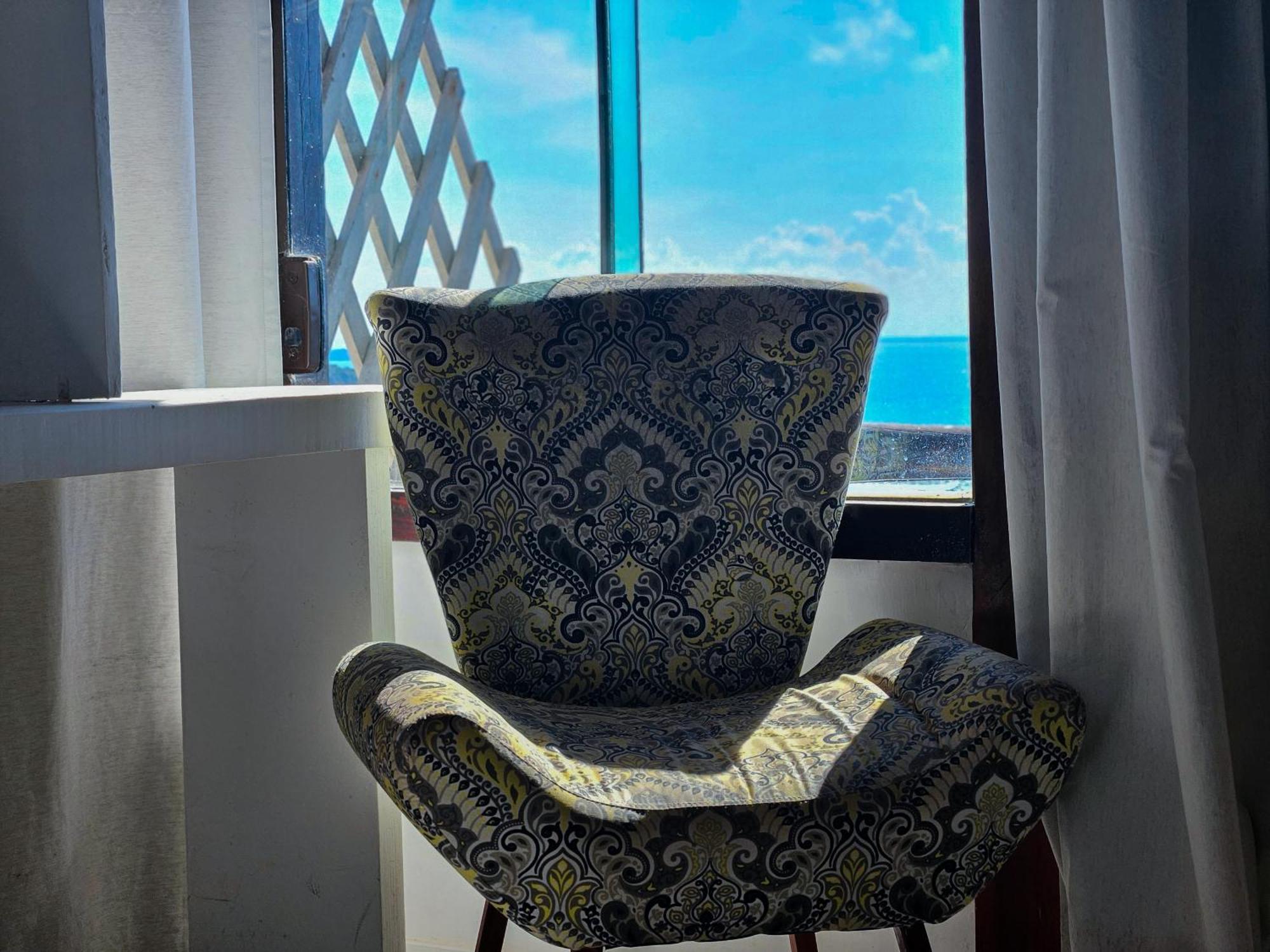 Отель Bella Vista Ocean View Armacao dos Buzios Экстерьер фото A chair in a hotel room