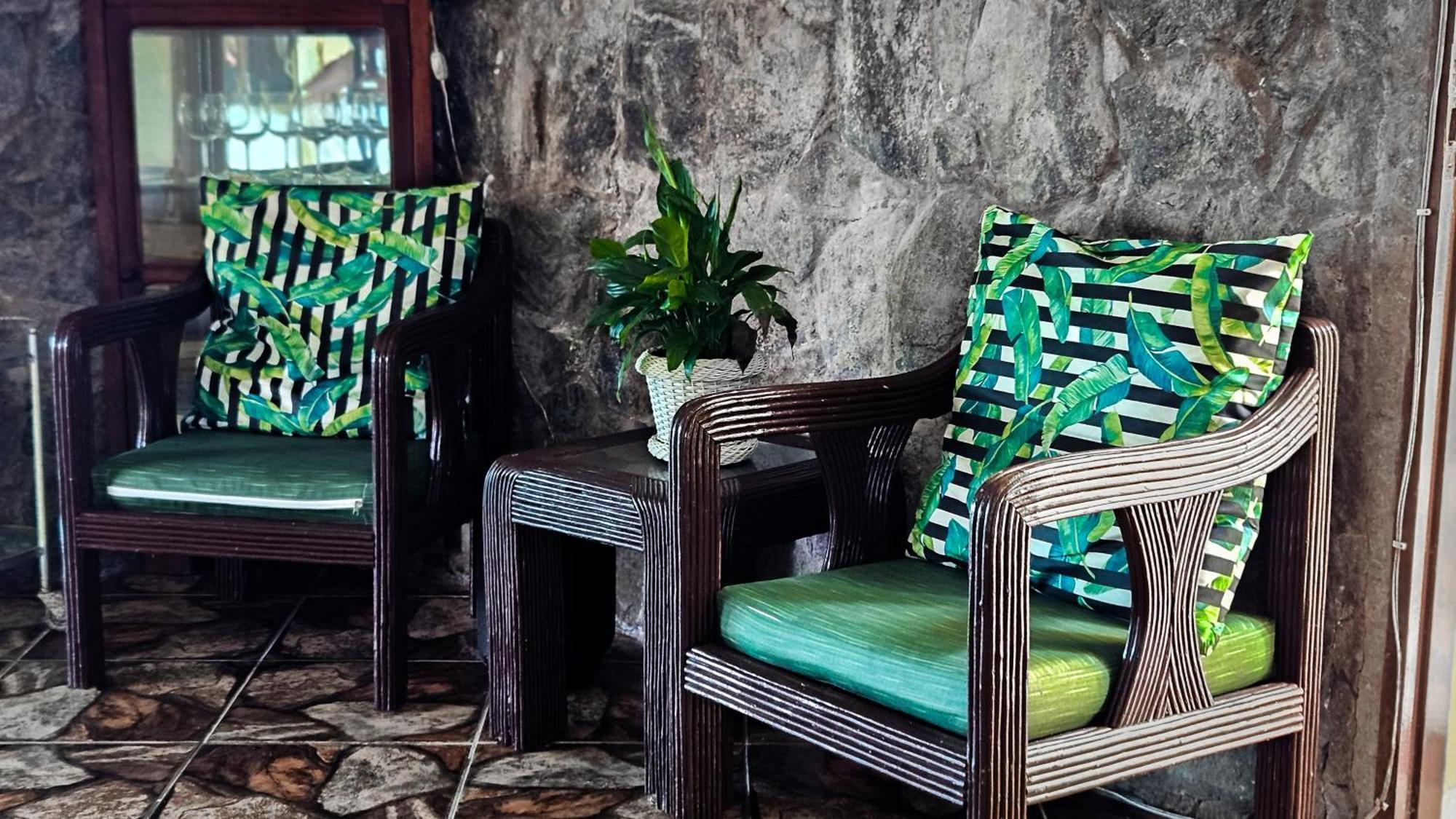 Отель Bella Vista Ocean View Armacao dos Buzios Экстерьер фото A set of rattan furniture